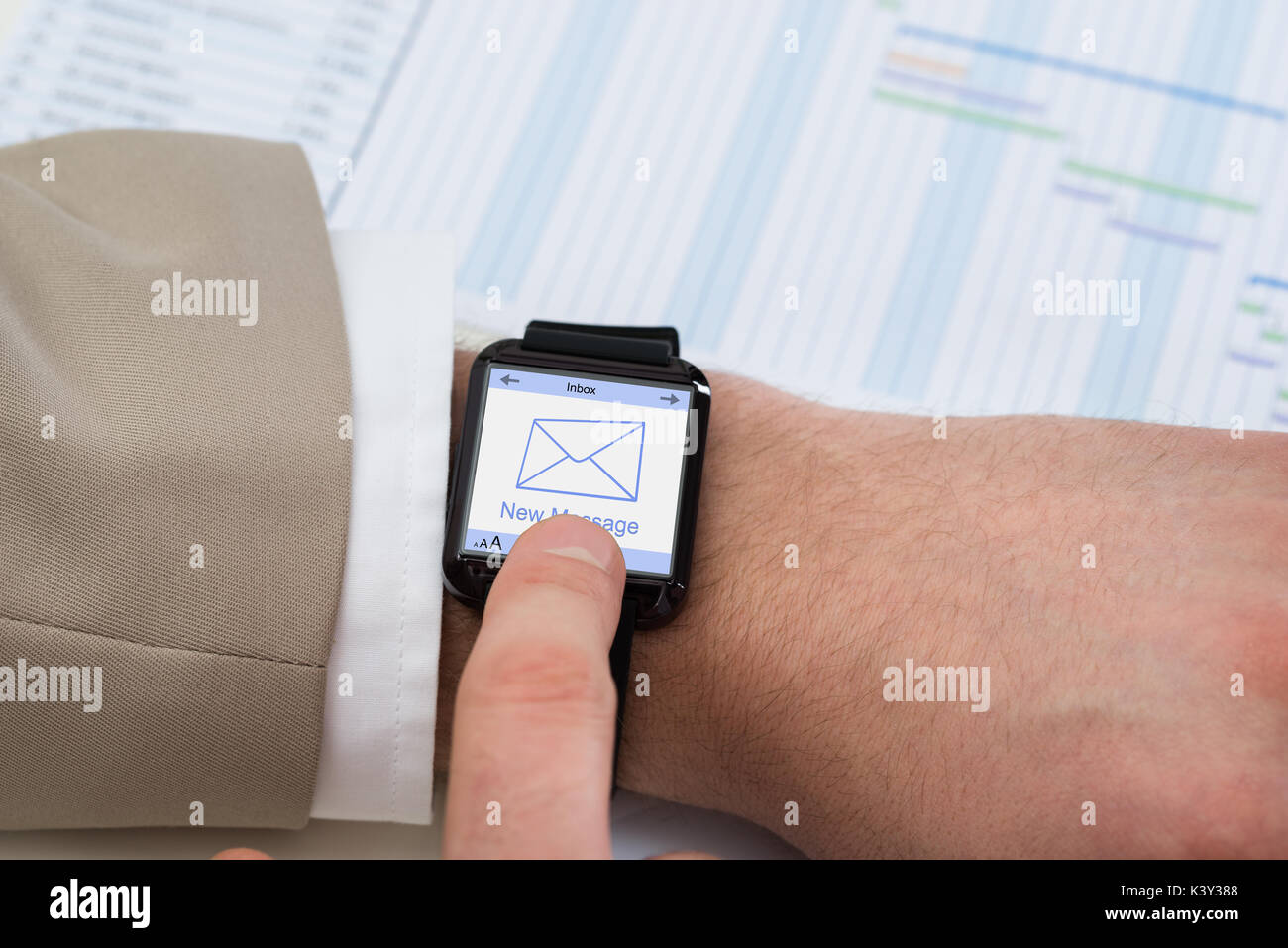 Close-up d'affaires Part avec Smartwatch montrant l'icône de message non lu Banque D'Images