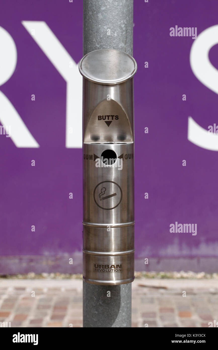 Dispositif de collecte des déchets pour les mégots de cigarettes et de la gomme. Banque D'Images