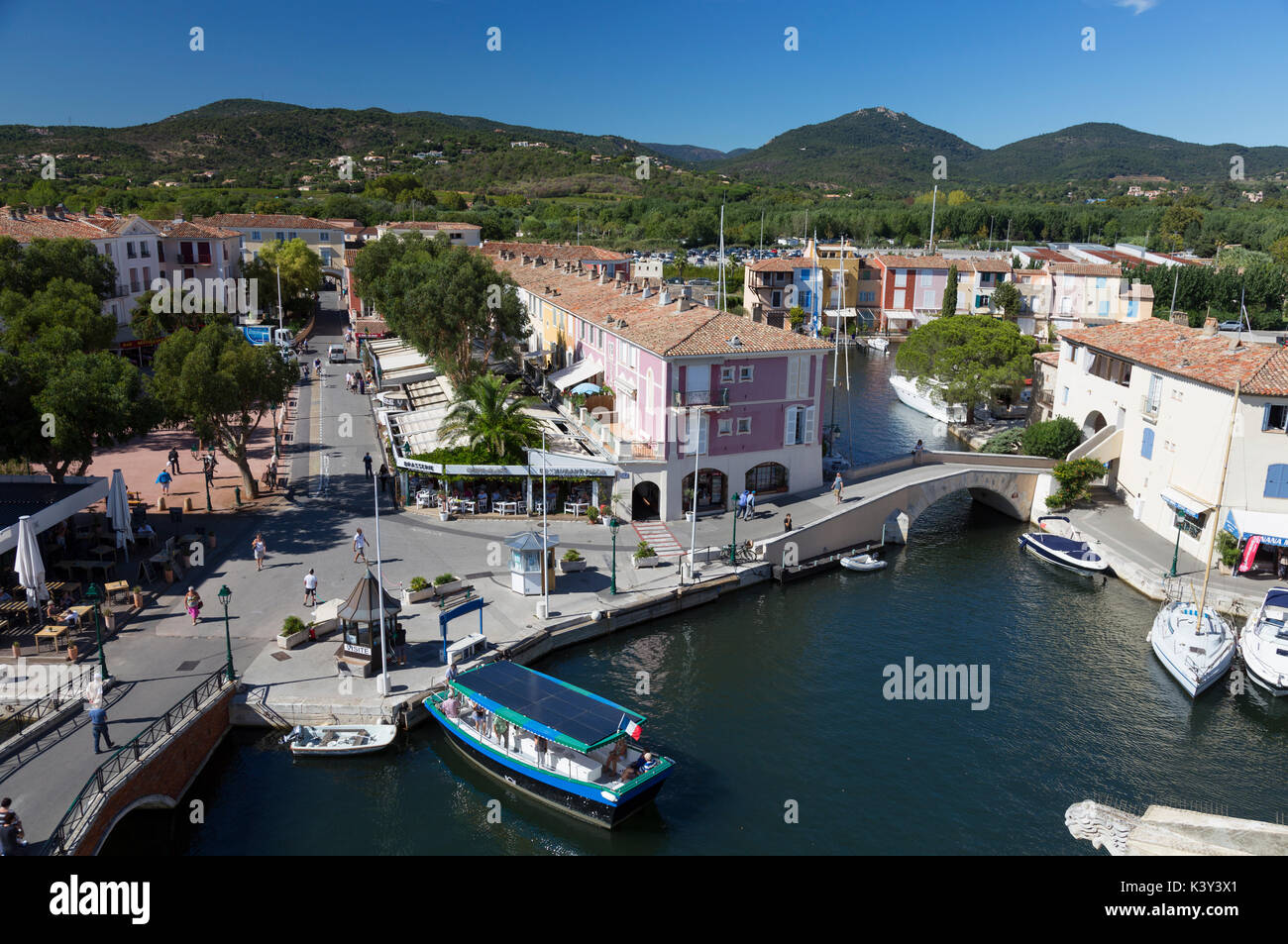 Vue sur Port Grimaud de l'église Ste-Anne-d'Assise, Var, France Banque D'Images