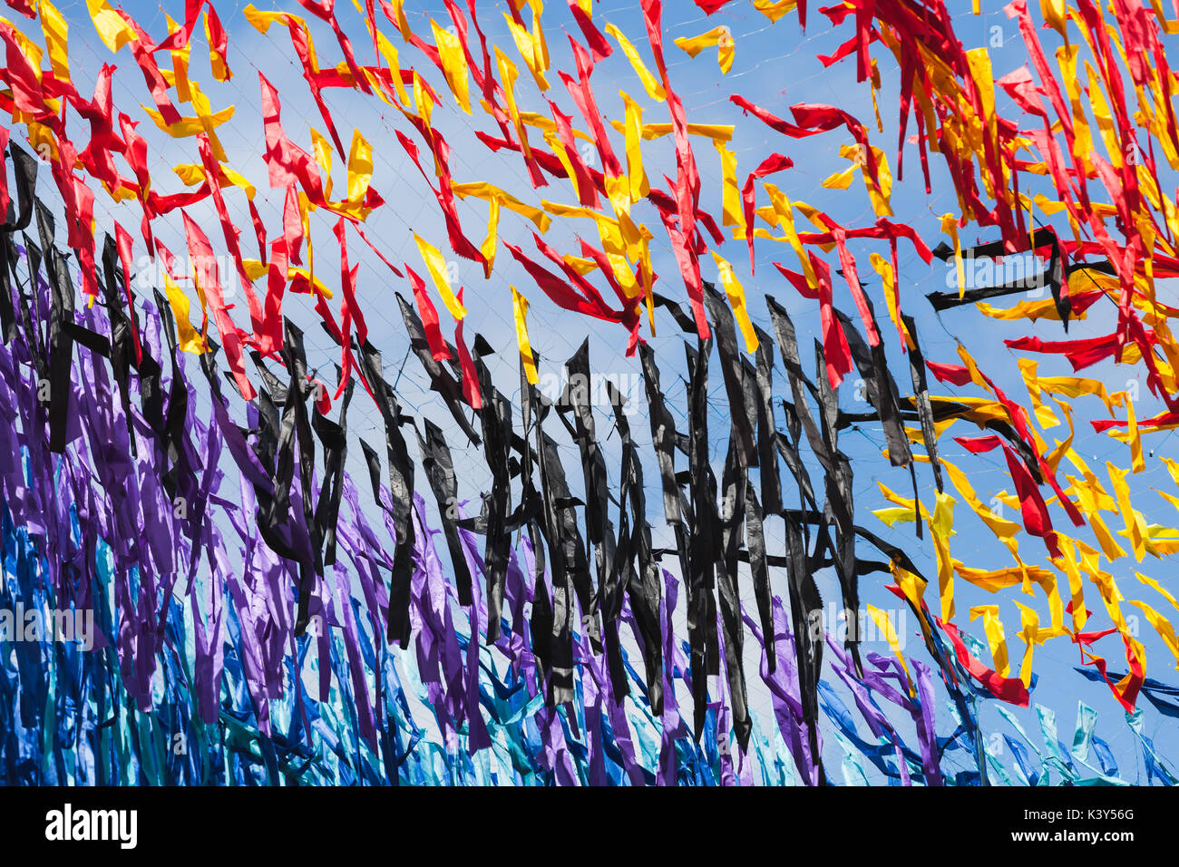 Abstract colorful street décoration, textile lumineux plus de rayures bleu ciel en journée d'été Banque D'Images