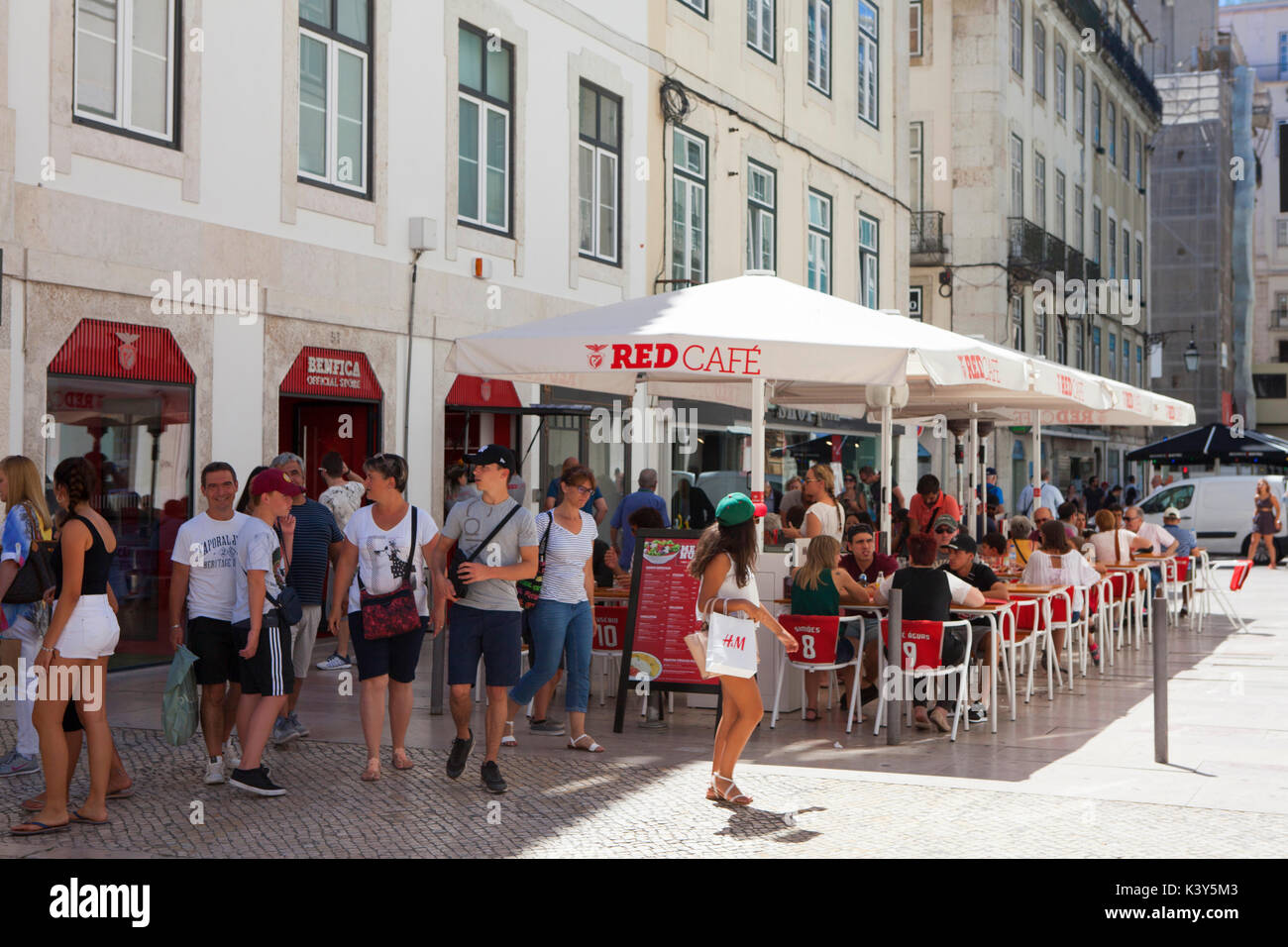 Le Café Rouge Boutique Officielle de Benfica à Lisbonne, la capitale et la plus grande ville du Portugal dans l'Alfama, sur la côte de l'Atlantique Banque D'Images