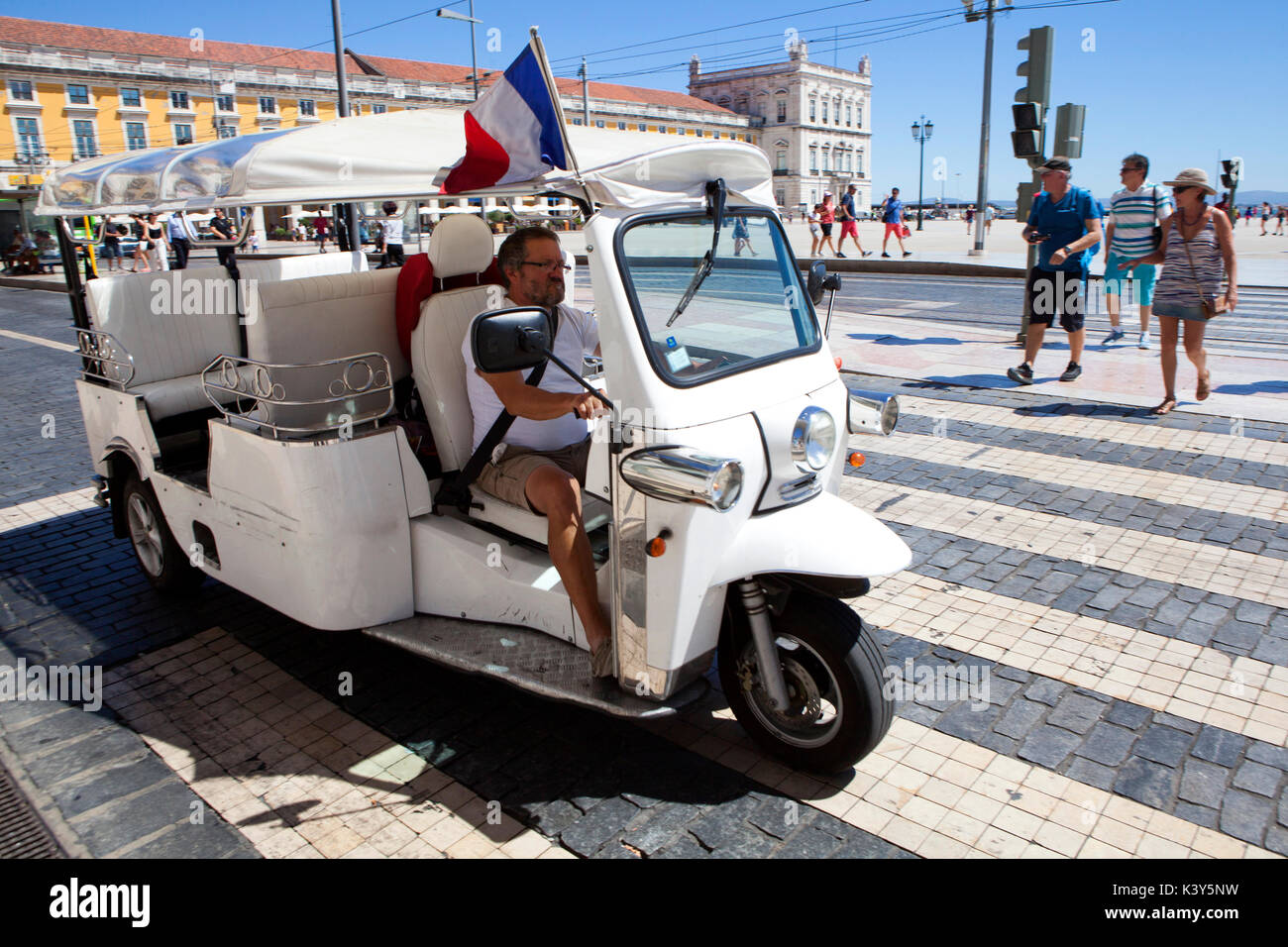 Tuk Tuks conduisant à Lisbonne, la capitale et la plus grande ville du Portugal dans l'Alfama, sur la côte atlantique de l'Europe de l'Ouest Banque D'Images