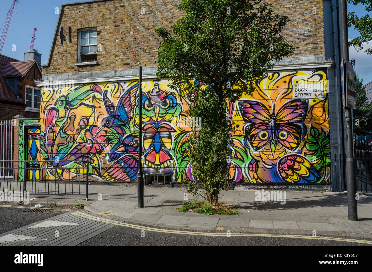 Art de rue colorés ornent un mur sur Buck Street à Camden Town, à Londres. Banque D'Images