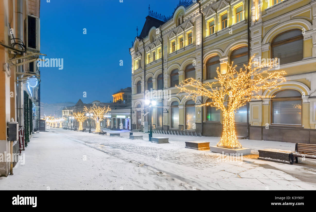 Décorée pour Noël et Nouvel An rue couverte de neige. Rue centrale bordée de bâtiments historiques de la ville de Moscou Banque D'Images