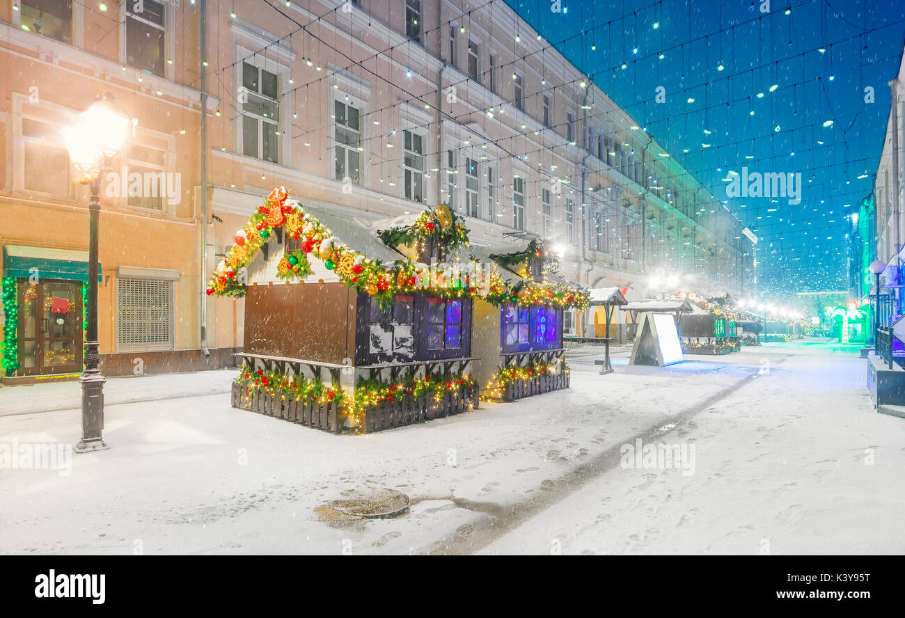 Décorée pour Noël et Nouvel An rue couverte de neige. Rue centrale bordée de bâtiments historiques de la ville de Moscou Banque D'Images