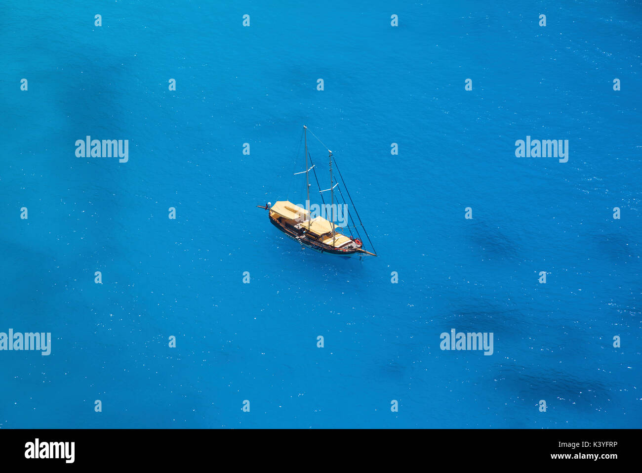 L'yacht lyra dans le bleu clair de la mer ionienne de shipwreck bec, sur l'île de Zakynthos, en Grèce Banque D'Images