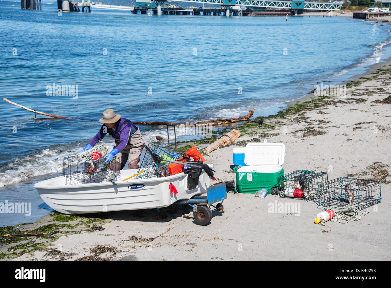Bateau de pêcheur avec chargement des casiers à crabe sur la plage, Edmonds, Washington Banque D'Images