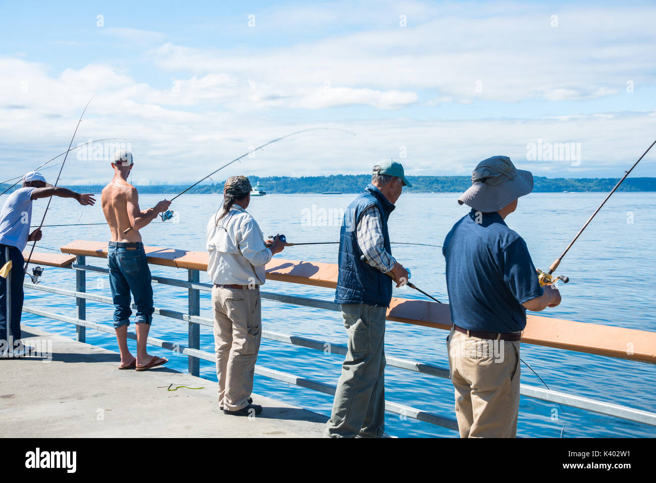 Cinq hommes Divers La pêche au large de la jetée, Edmonds, Washington Banque D'Images