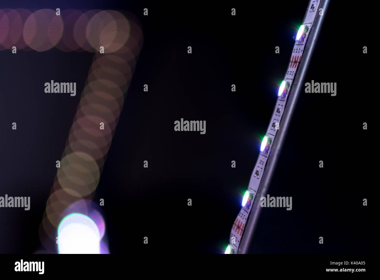 Bande LED allumée diode lumineuse libre montrant rouge, vert et bleu, avec l'arrière-plan flou flou Banque D'Images