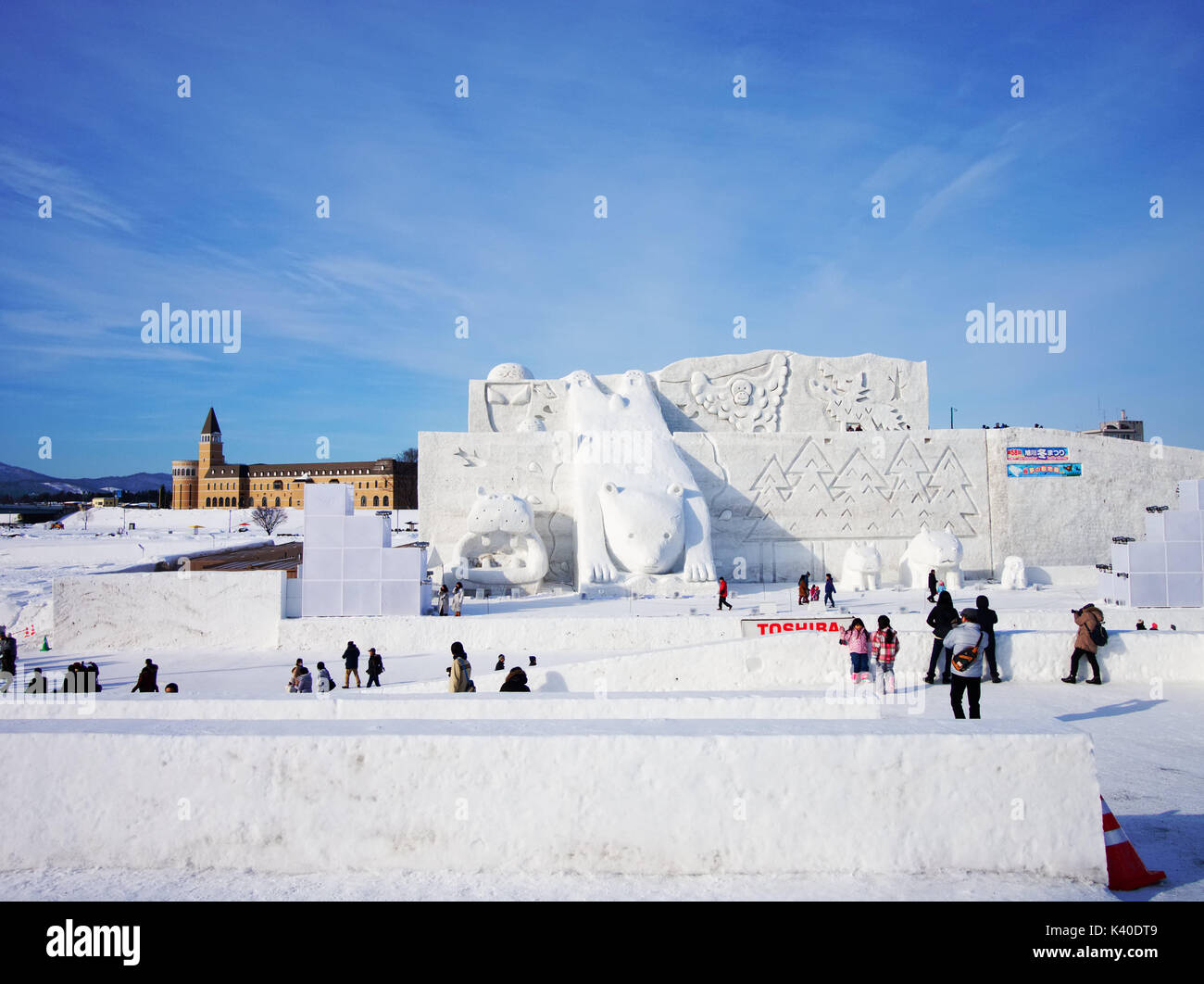 Neige sculptures gigantesques et à l'arrière-scène du Festival d'hiver d'Asahikawa, Hokkaido, Japon Banque D'Images