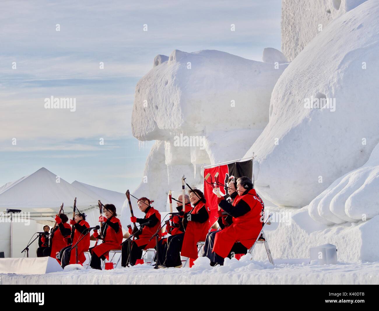 Groupe de personnes âgées avec des gens japonais au shamisen improvisés Festival d'hiver d'Asahikawa, Hokkaido, Japon Banque D'Images