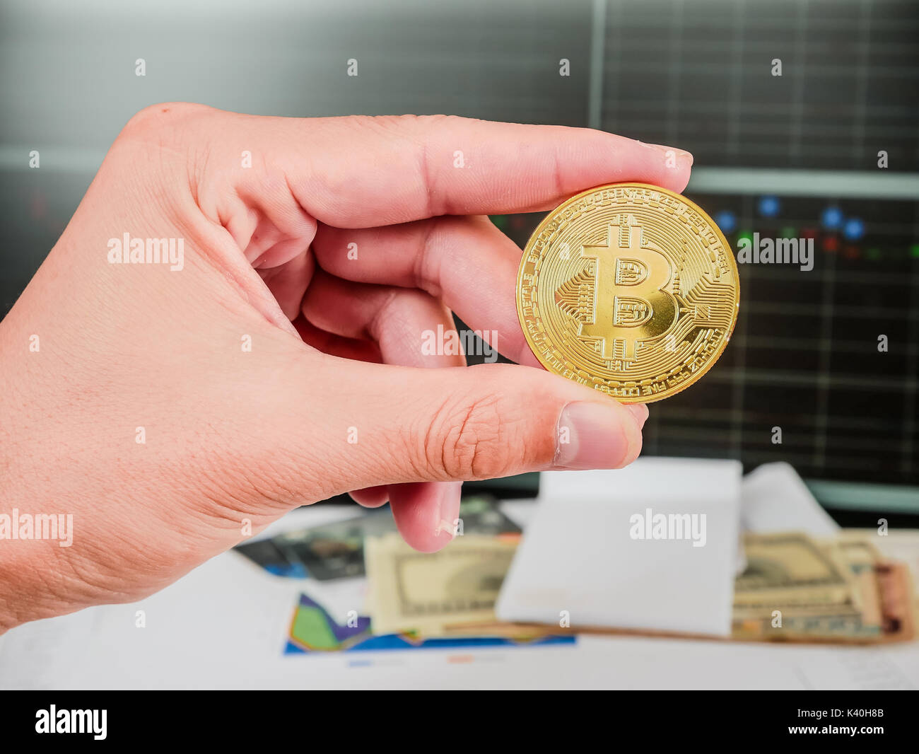 Billet d'or avec bitcoin et boursier conceptuel grap pour crypto service arrière-plan. Banque D'Images