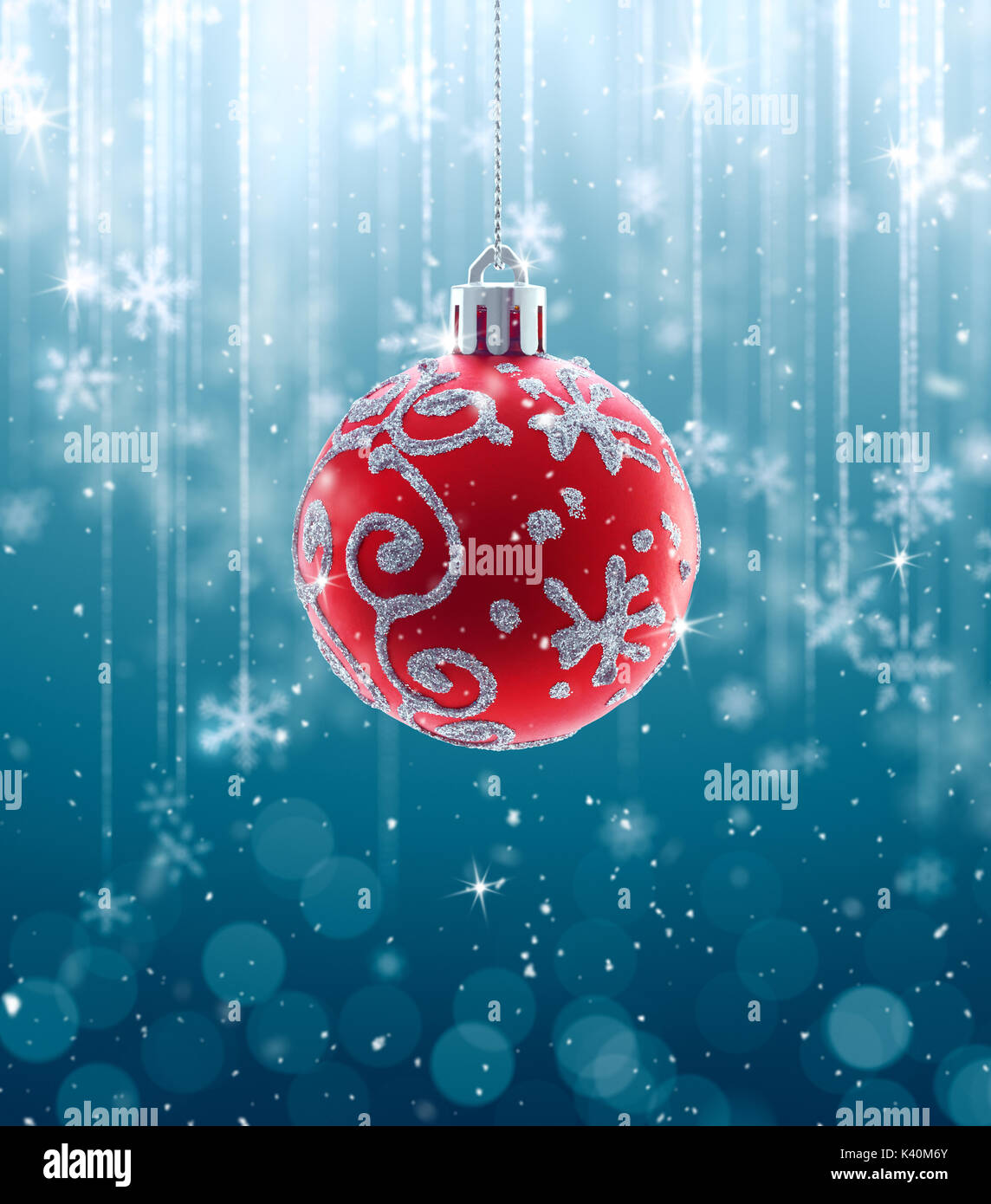 Boules de Noël et flocons de flou artistique sur fond bleu Banque D'Images