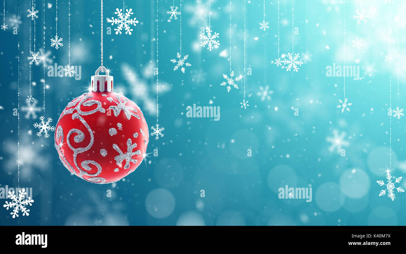 Boules de Noël et flocons de flou artistique sur fond bleu Banque D'Images