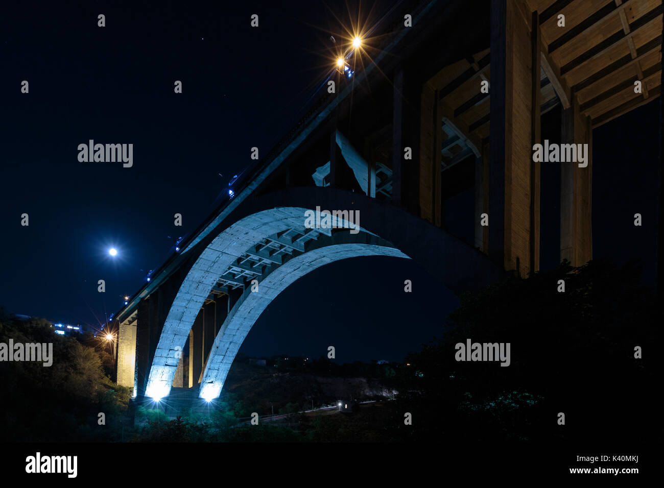 Grand pont Hrazdan Erevan, Arménie.Le pont Kievyan Vue de dessous. Un pont voûté de l'autre côté de la rivière Hrazdan à Erevan Banque D'Images