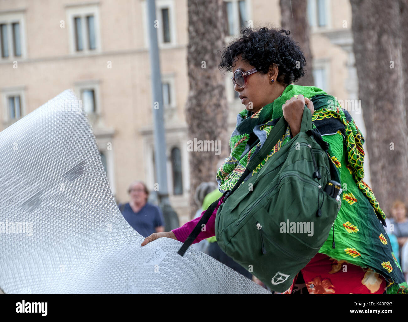 Rome, Italie. 06Th Sep 2017. Les réfugiés violemment échappés de police le 19 août de le palais de la place de l'indépendance encore dormir dans la rue à Rome, d'abord dans les lits de fleurs en face de l'immeuble et effacée du 26 août à Piazza Venezia. La commune, la région, et le gouvernement n'ont pas encore trouvé une solution de rechange pour les réfugiés expulsés ou pour les autres familles expulsées le 10 août qui ont été campé depuis ce jour dans le cimetière de la XII Apôtres dans la Piazza Santi Apostoli. Credit : Patrizia Cortellessa/Pacific Press/Alamy Live News Banque D'Images