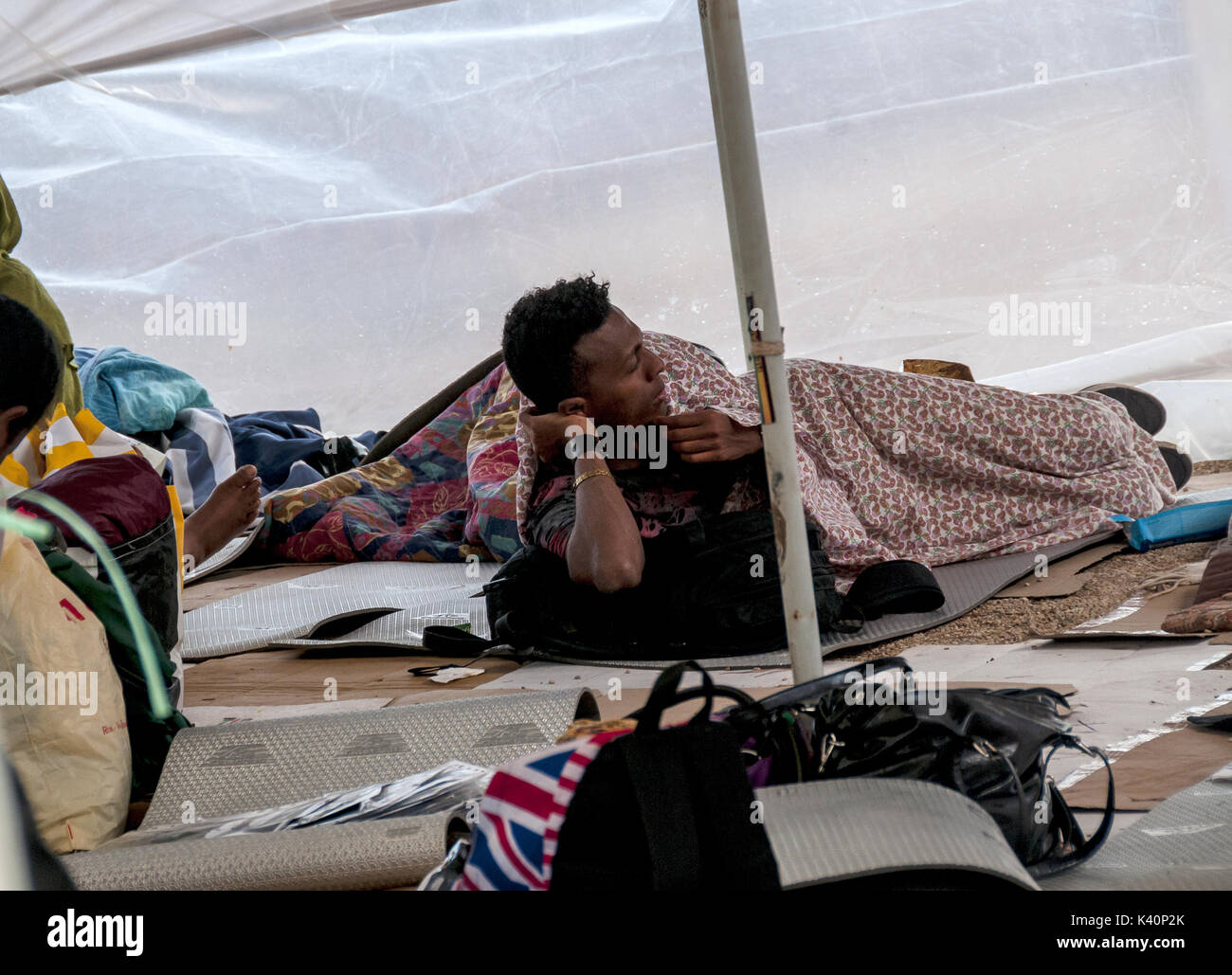 Rome, Italie. 06Th Sep 2017. Les réfugiés violemment échappés de police le 19 août de le palais de la place de l'indépendance encore dormir dans la rue à Rome, d'abord dans les lits de fleurs en face de l'immeuble et effacée du 26 août à Piazza Venezia. La commune, la région, et le gouvernement n'ont pas encore trouvé une solution de rechange pour les réfugiés expulsés ou pour les autres familles expulsées le 10 août qui ont été campé depuis ce jour dans le cimetière de la XII Apôtres dans la Piazza Santi Apostoli. Credit : Patrizia Cortellessa/Pacific Press/Alamy Live News Banque D'Images