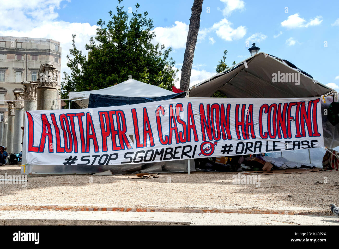 Rome, Italie. 06Th Sep 2017. Les réfugiés violemment échappés de police le 19 août de le palais de la place de l'indépendance encore dormir dans la rue à Rome, d'abord dans les lits de fleurs en face de l'immeuble et effacée du 26 août à Piazza Venezia. La commune, la région, et le gouvernement n'ont pas encore trouvé une solution de rechange pour les réfugiés expulsés ou pour les autres familles expulsées le 10 août qui ont été campé depuis ce jour dans le cimetière de la XII Apôtres dans la Piazza Santi Apostoli. Credit : Patrizia Cortellessa/Pacific Press/Alamy Live News Banque D'Images