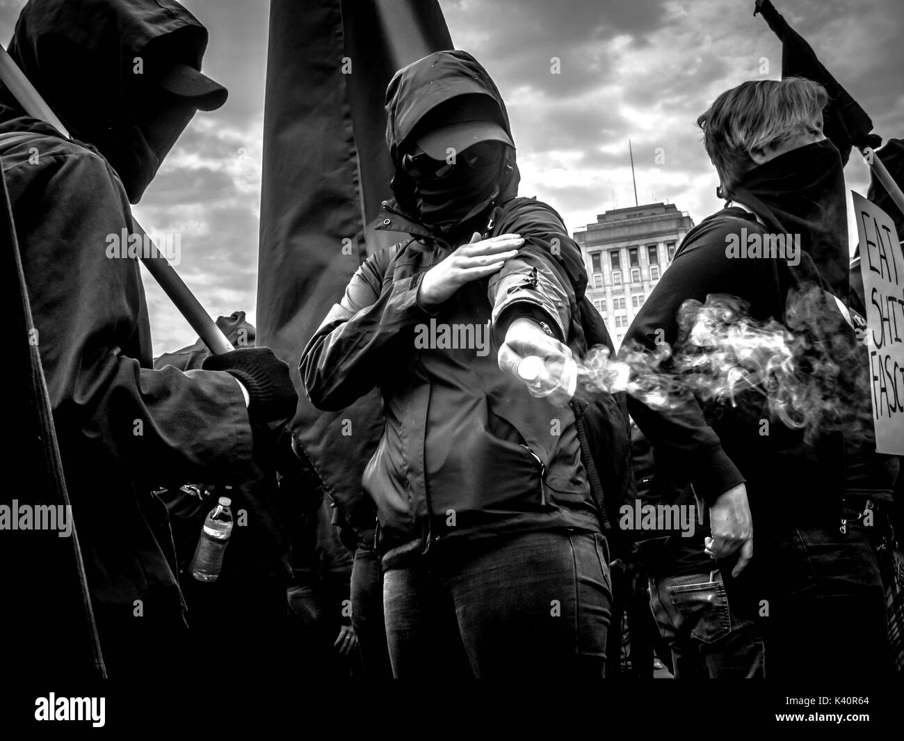 Des centaines de manifestants antifascistes prendre plus de centre-ville de Philadelphie à chasser un groupe de nationalistes blancs à Pro-Trump rassemblement à la fin de mars 2017. Banque D'Images