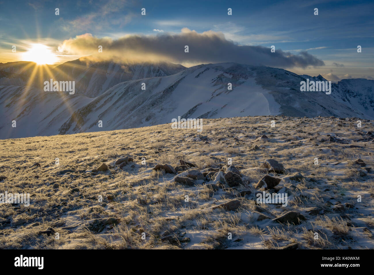 Pic grizzly, ainsi que, sur une crête torreys randonnée hivernale dans le Colorado high country. Banque D'Images