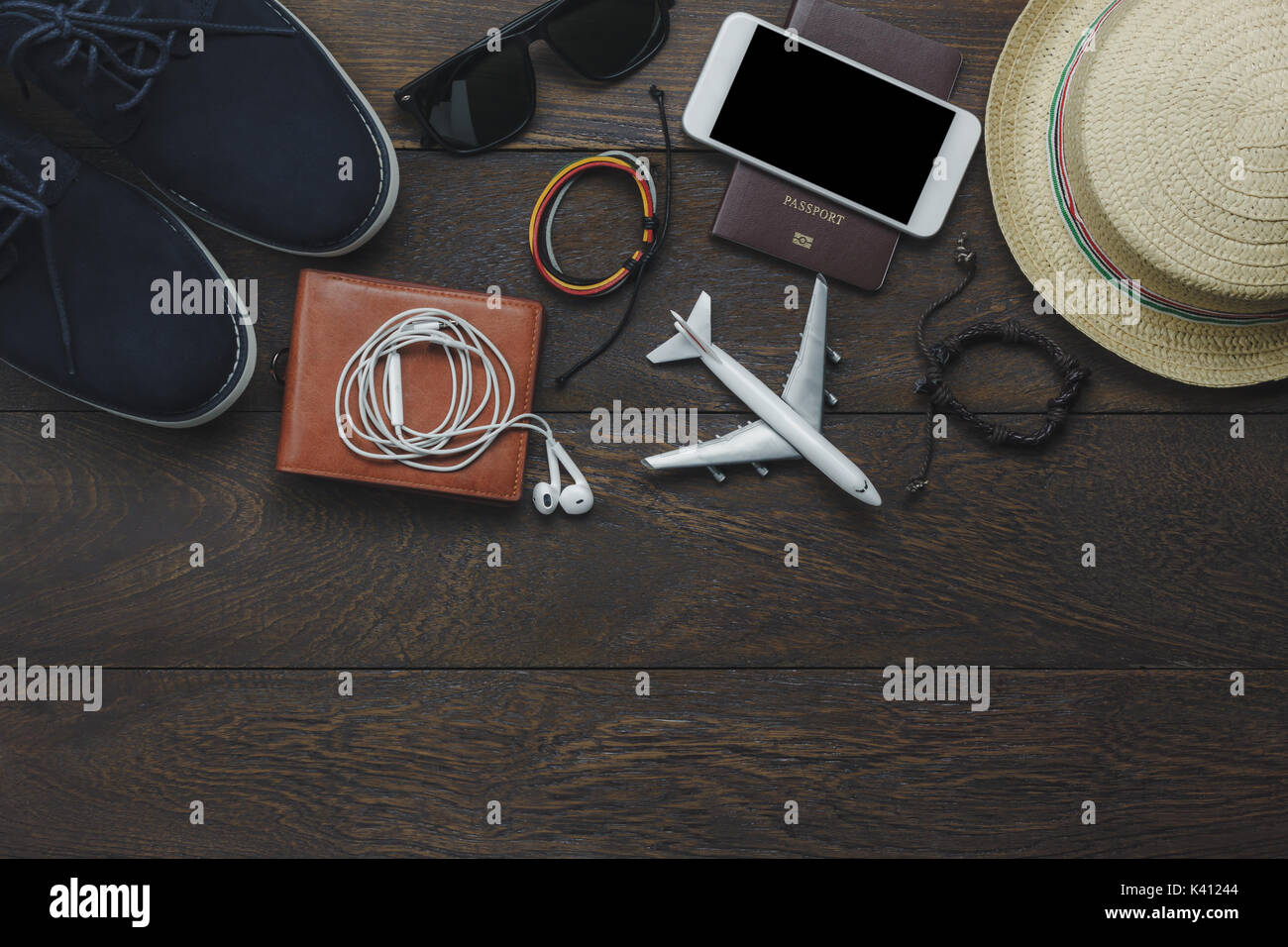Vue de dessus de table point essentiel messieurs pour voyager avec technologie historique concept.mélanger divers objet sur le bureau en bois rustique moderne 24.Plusieurs Banque D'Images