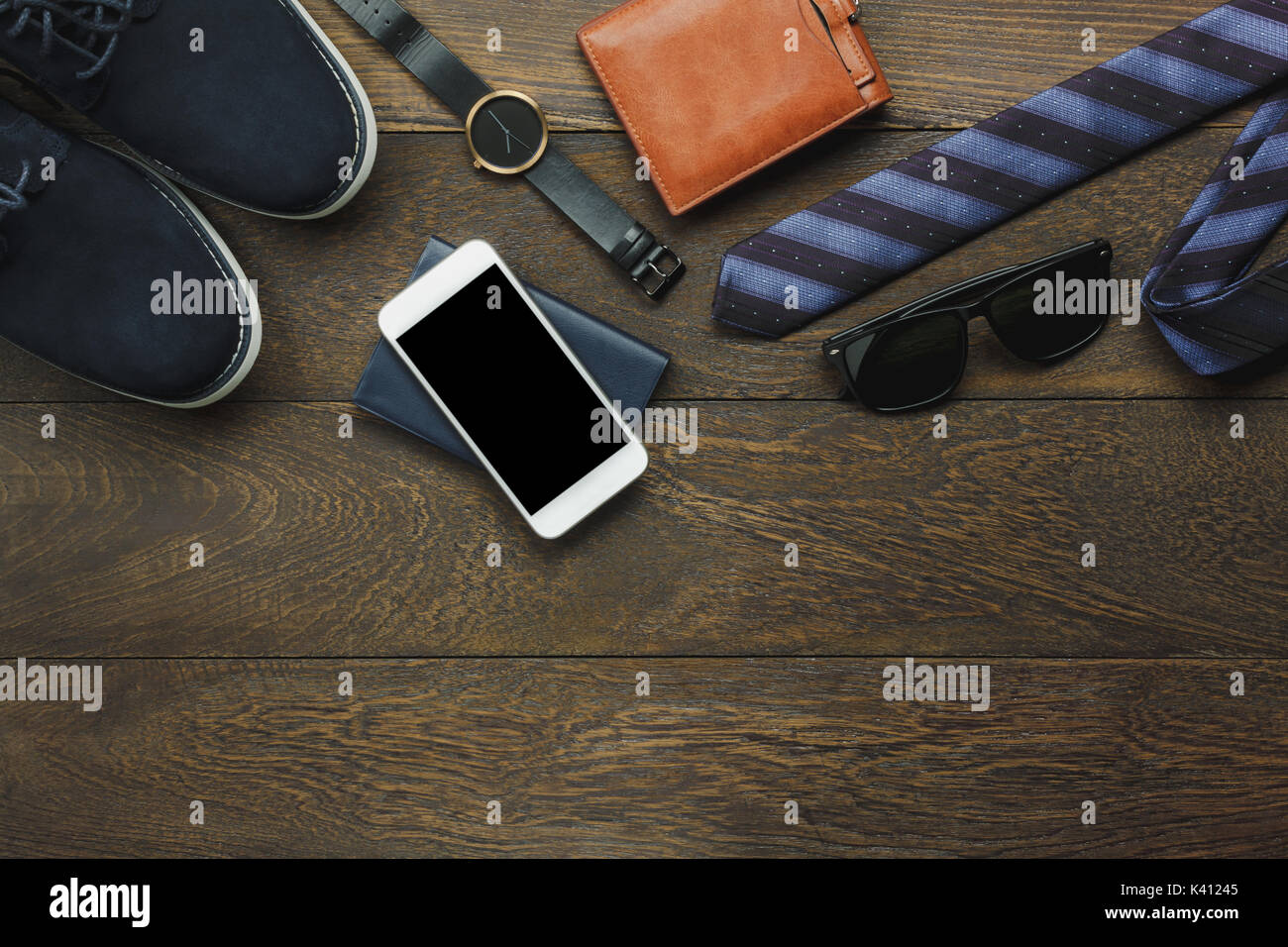 Voir ci-dessus des éléments de voyager avec technologie historique concept.essential mix variété objet sur bois brun rustique moderne bureau. accessoires tr Banque D'Images