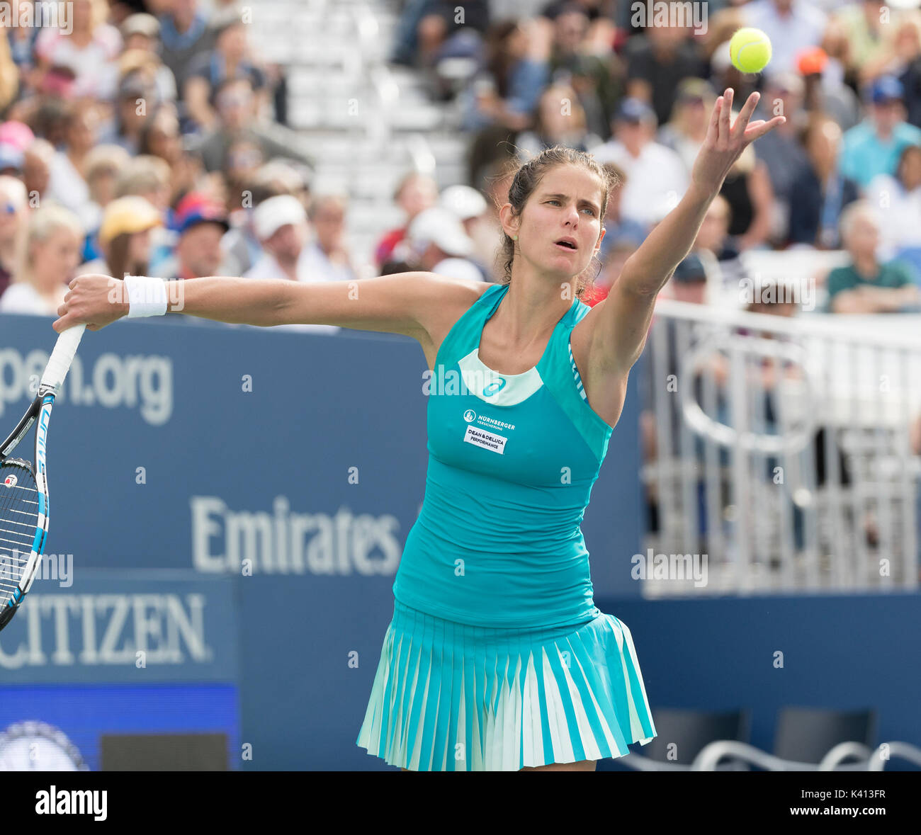 Julia Goerges sert de l'Allemagne au cours de match contre Sloane Stephens des USA au US Open Championships à Billie Jean King National Tennis Center (photo de Lev Radin/Pacific Press) Banque D'Images