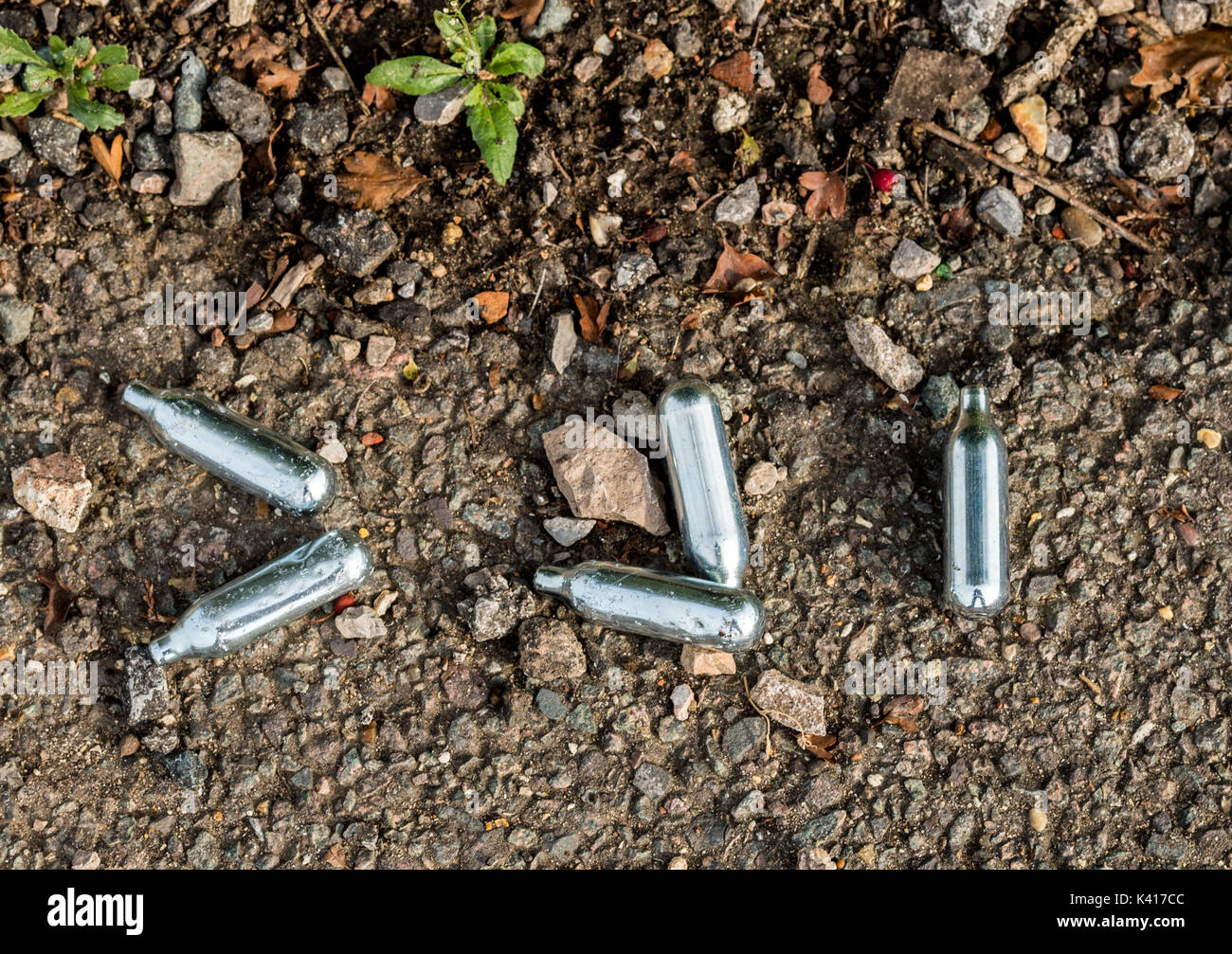 L'oxyde nitreux whippits on urban street Banque D'Images