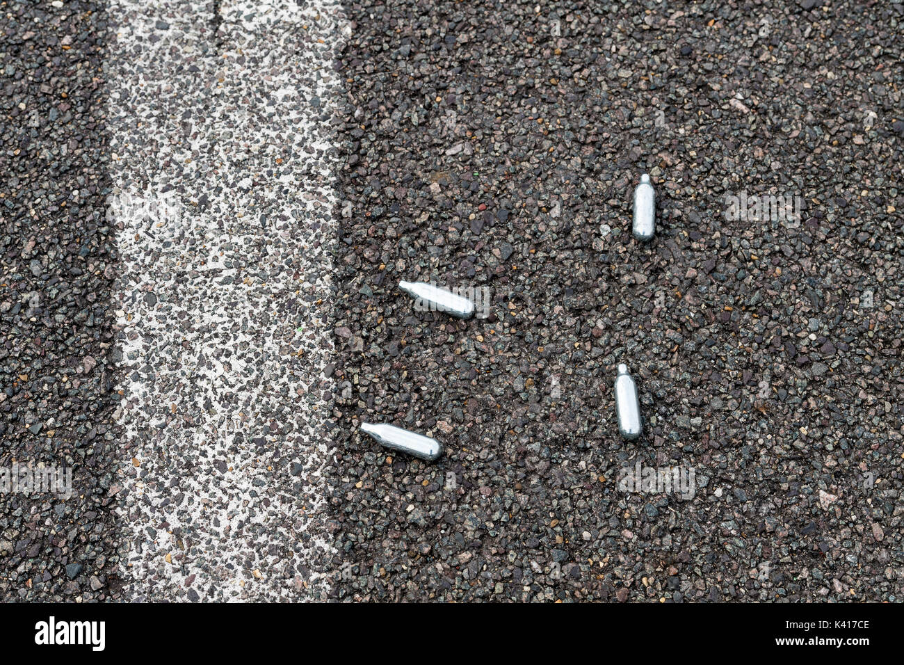 L'oxyde nitreux whippits on urban street Banque D'Images