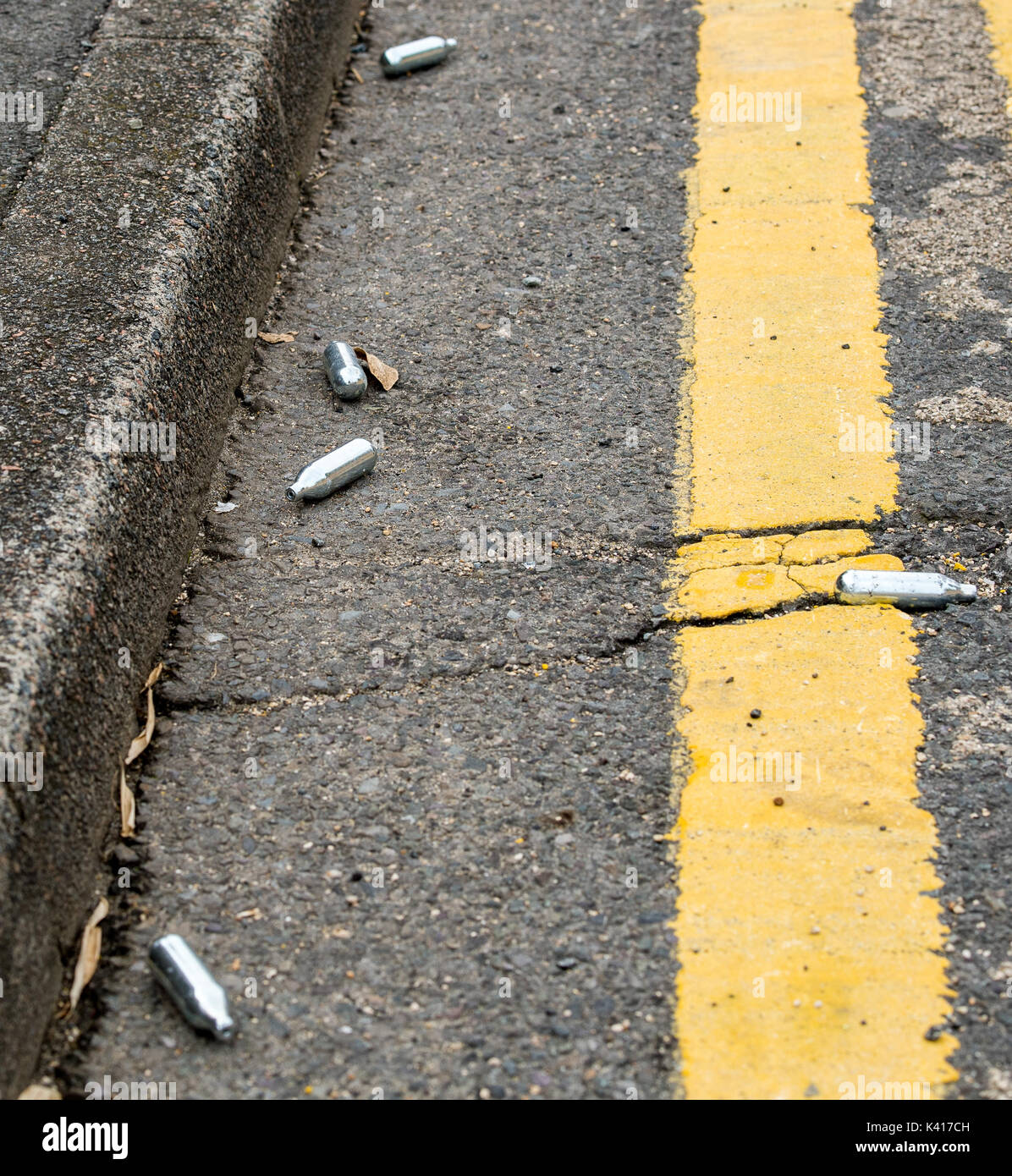 L'oxyde nitreux whippits on urban street Banque D'Images