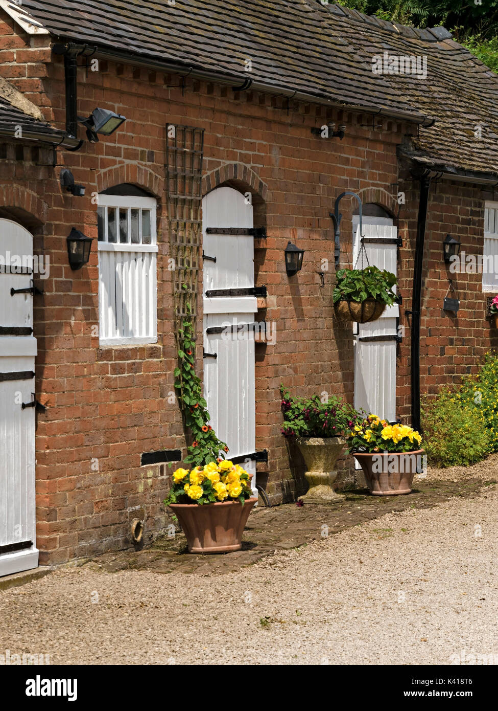 Beau bâtiment en brique rouge restauré avec stable stable laqué blanc portes, ticknall, Derbyshire, Angleterre, RU Banque D'Images