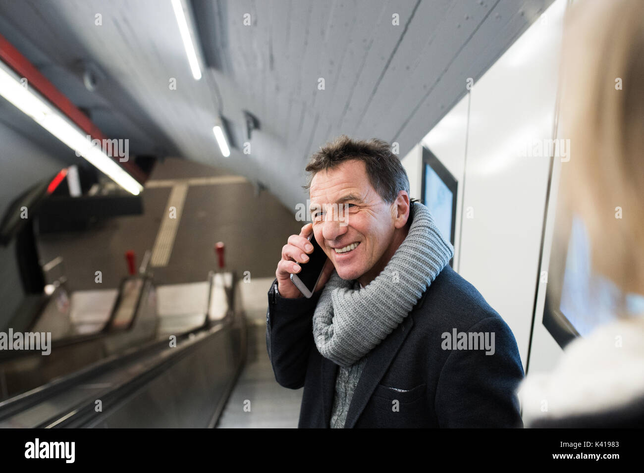 Senior man with smartphone à l'escalator dans le métro Banque D'Images