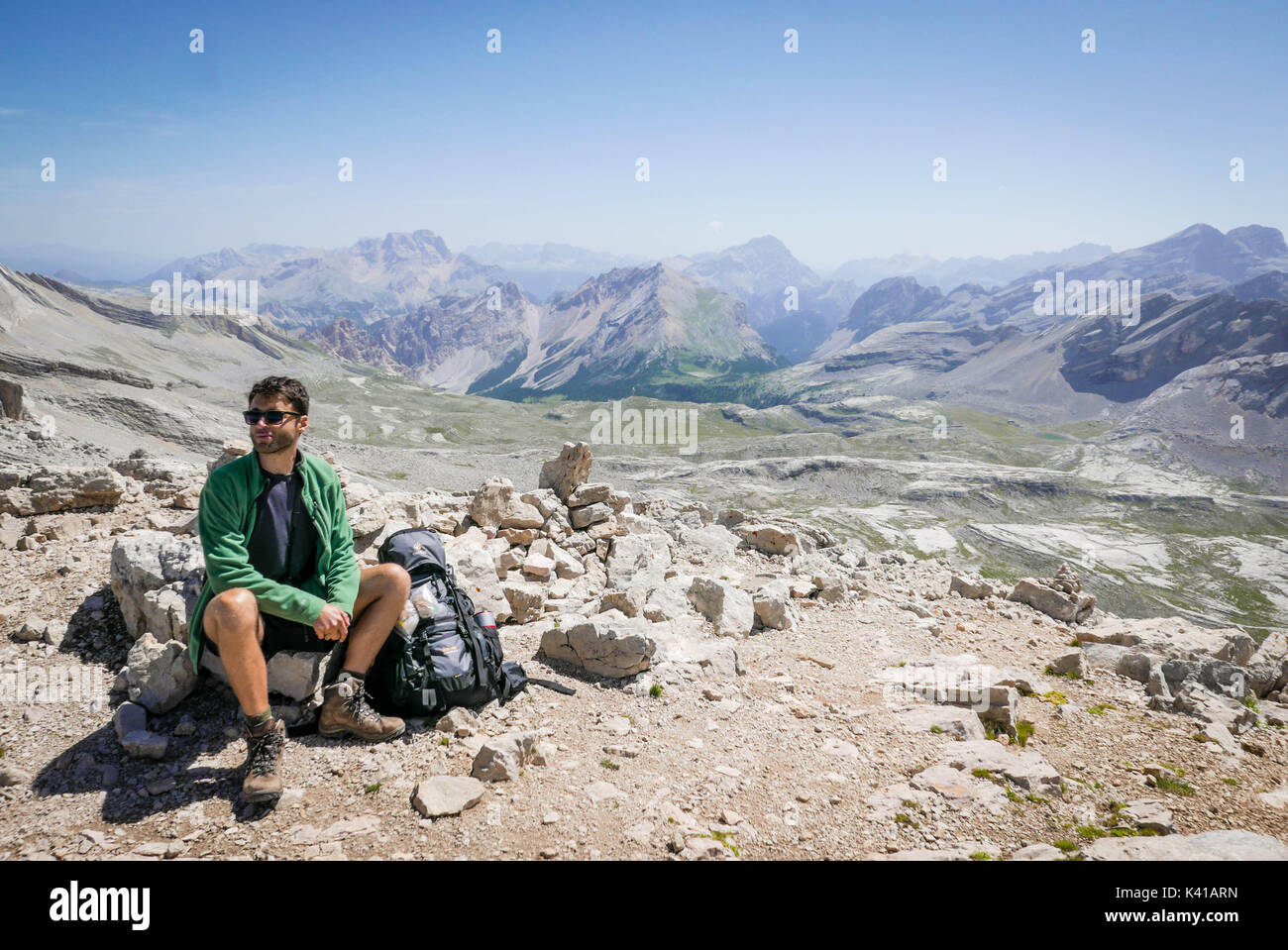 L'homme regardant au loin dans les hautes Alpes Banque D'Images
