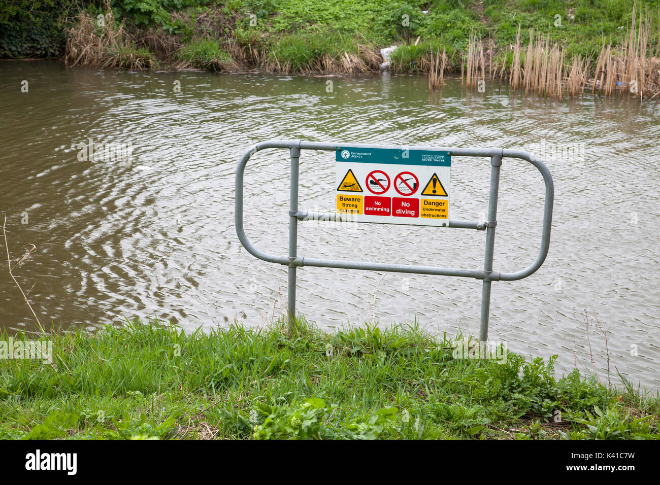 Panneau d'avertissement Pas de natation, méfiez-vous de forts courants, pas de plongée sous-marine, de danger, d'obstruction de la rivière tillingham, rye, East Sussex, UK Banque D'Images