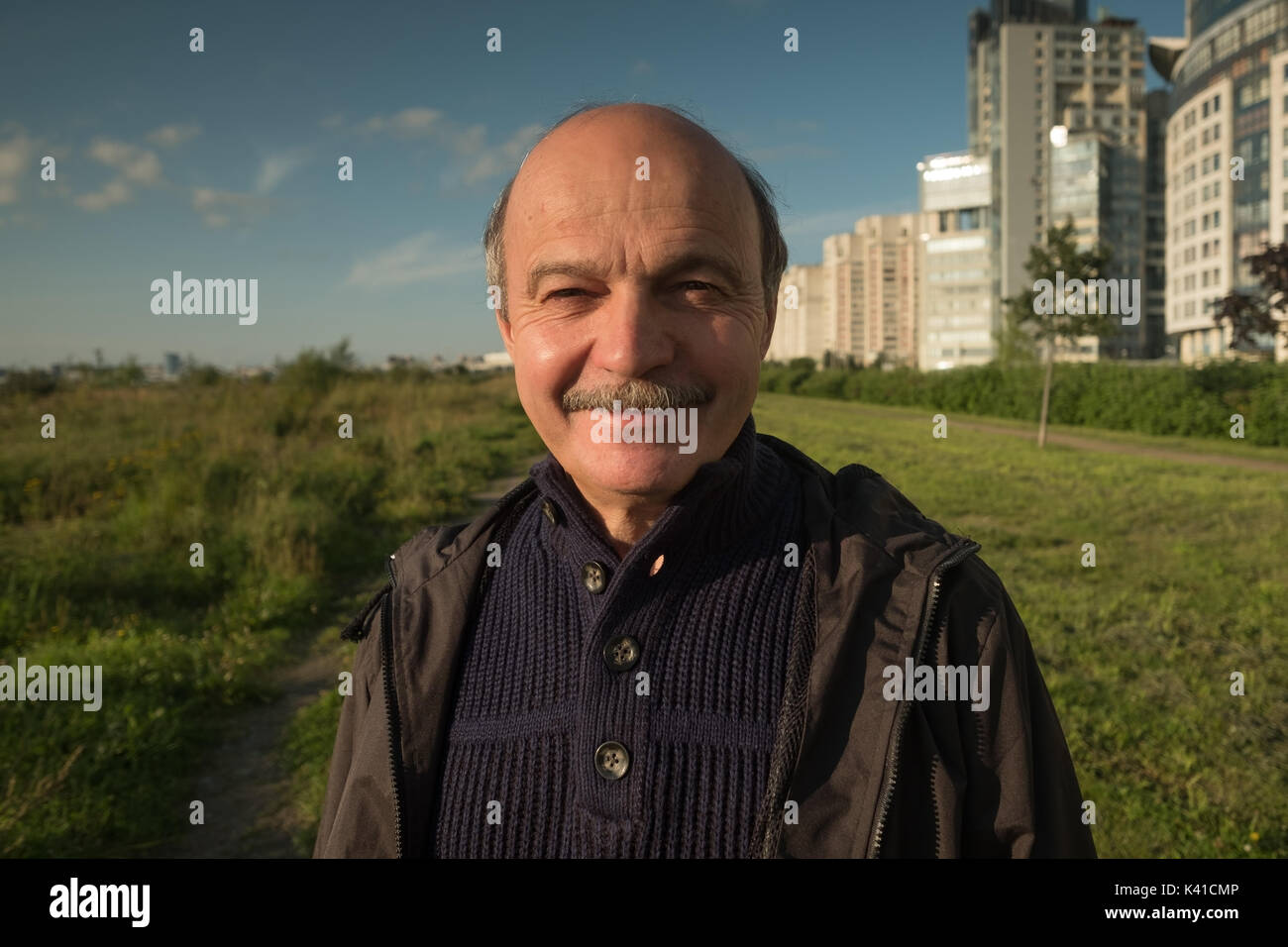 Happy retired man standing in veste chaude et en regardant la caméra. Banque D'Images