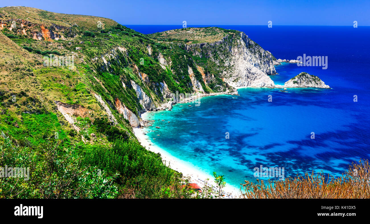 Superbes plages de îles grecques - plage de Petani dans Kefalonia . Îles Ioniennes Banque D'Images