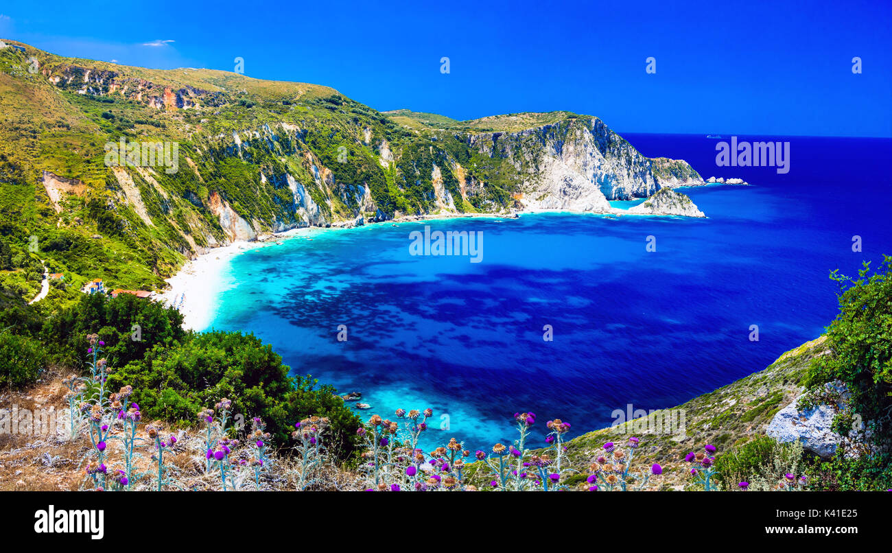 Superbes plages de îles grecques - plage de Petani dans Kefalonia . Îles Ioniennes Banque D'Images