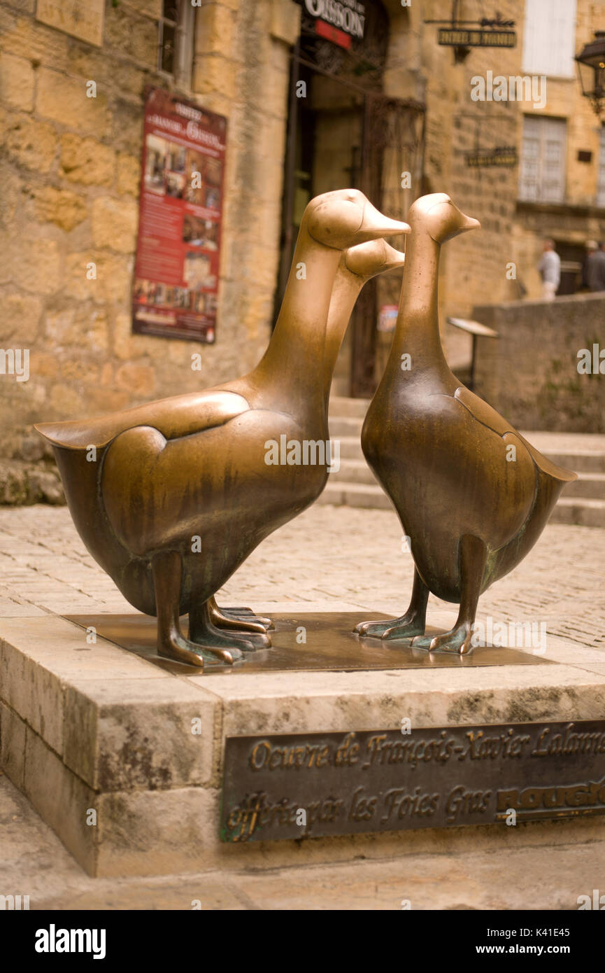 Sculpture en bronze de trois oies en place aux Oies, Sarlat la Caneda, Dordogne, France Banque D'Images