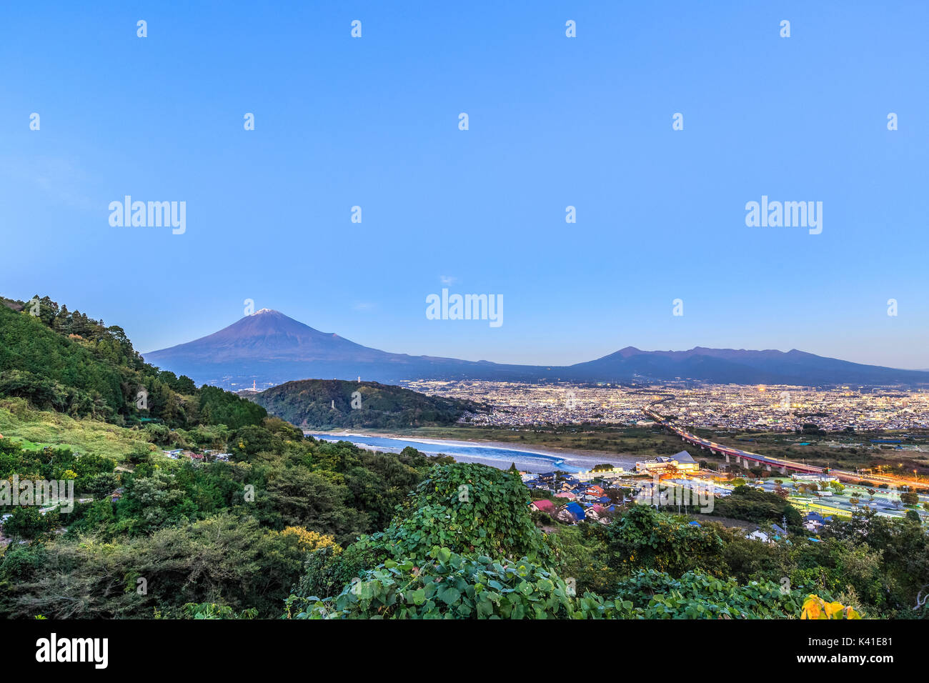 La rivière Fuji et Mt. Fuji au Japon Banque D'Images