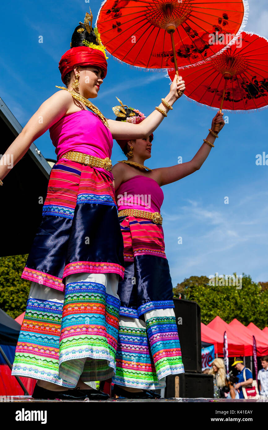 Les spectacles de danse traditionnelle thaïlandaise sur la scène du Festival thaïlandais de Brighton, Brighton, Sussex, UK Banque D'Images