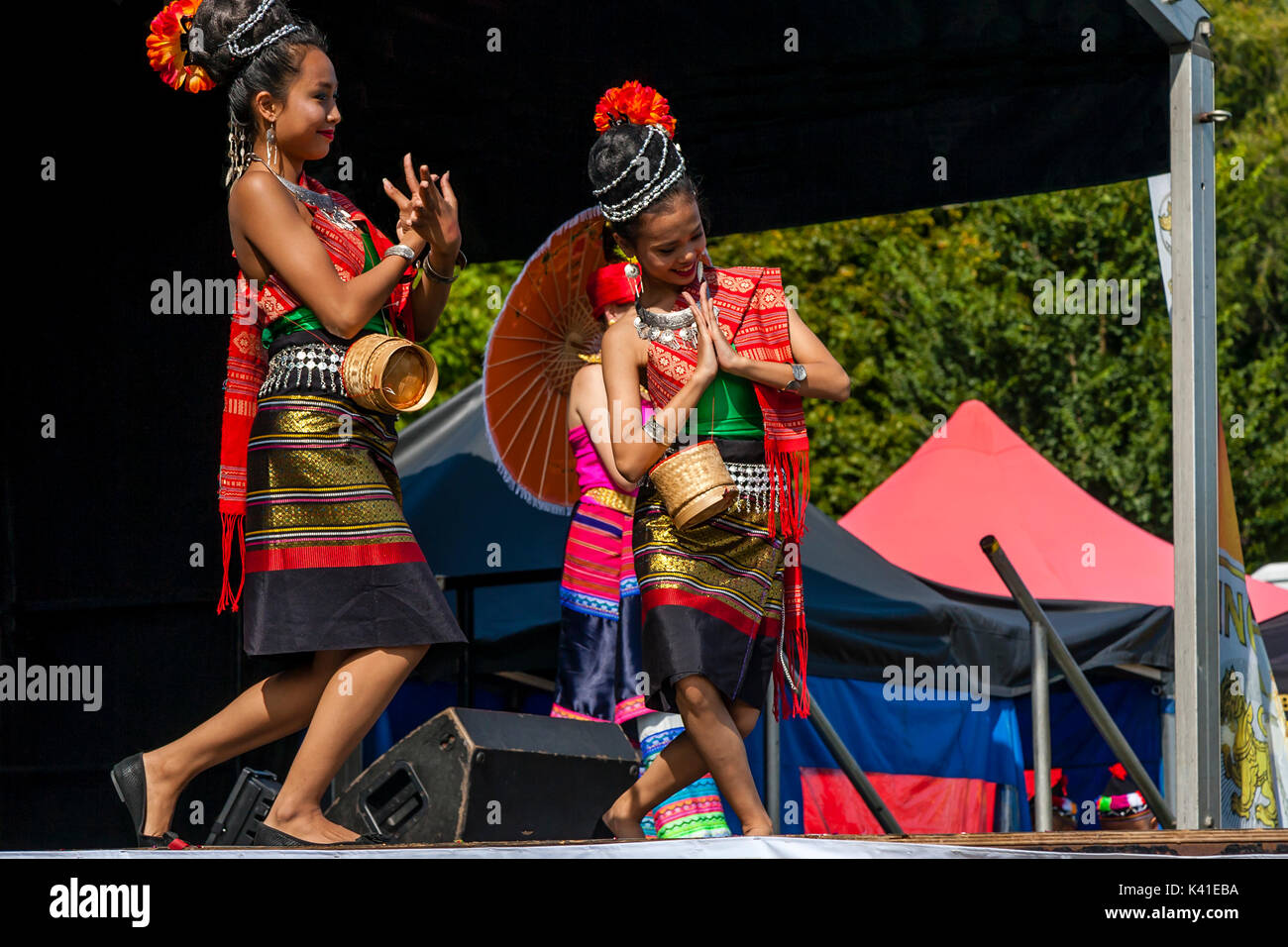 Les spectacles de danse traditionnelle thaïlandaise sur la scène du Festival thaïlandais de Brighton, Brighton, Sussex, UK Banque D'Images