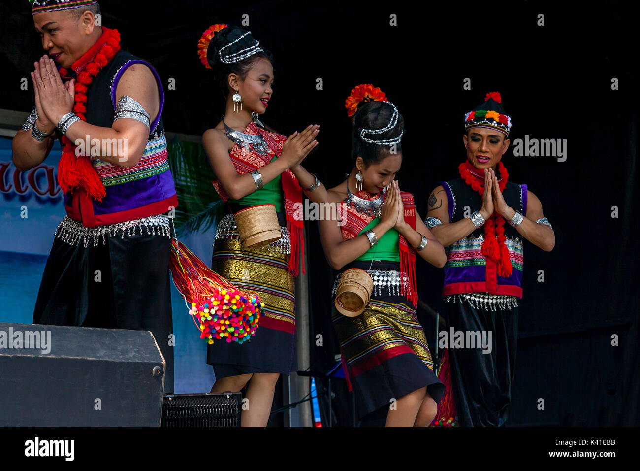 Les spectacles de danse traditionnelle thaïlandaise sur la scène du Festival thaïlandais de Brighton, Brighton, Sussex, UK Banque D'Images