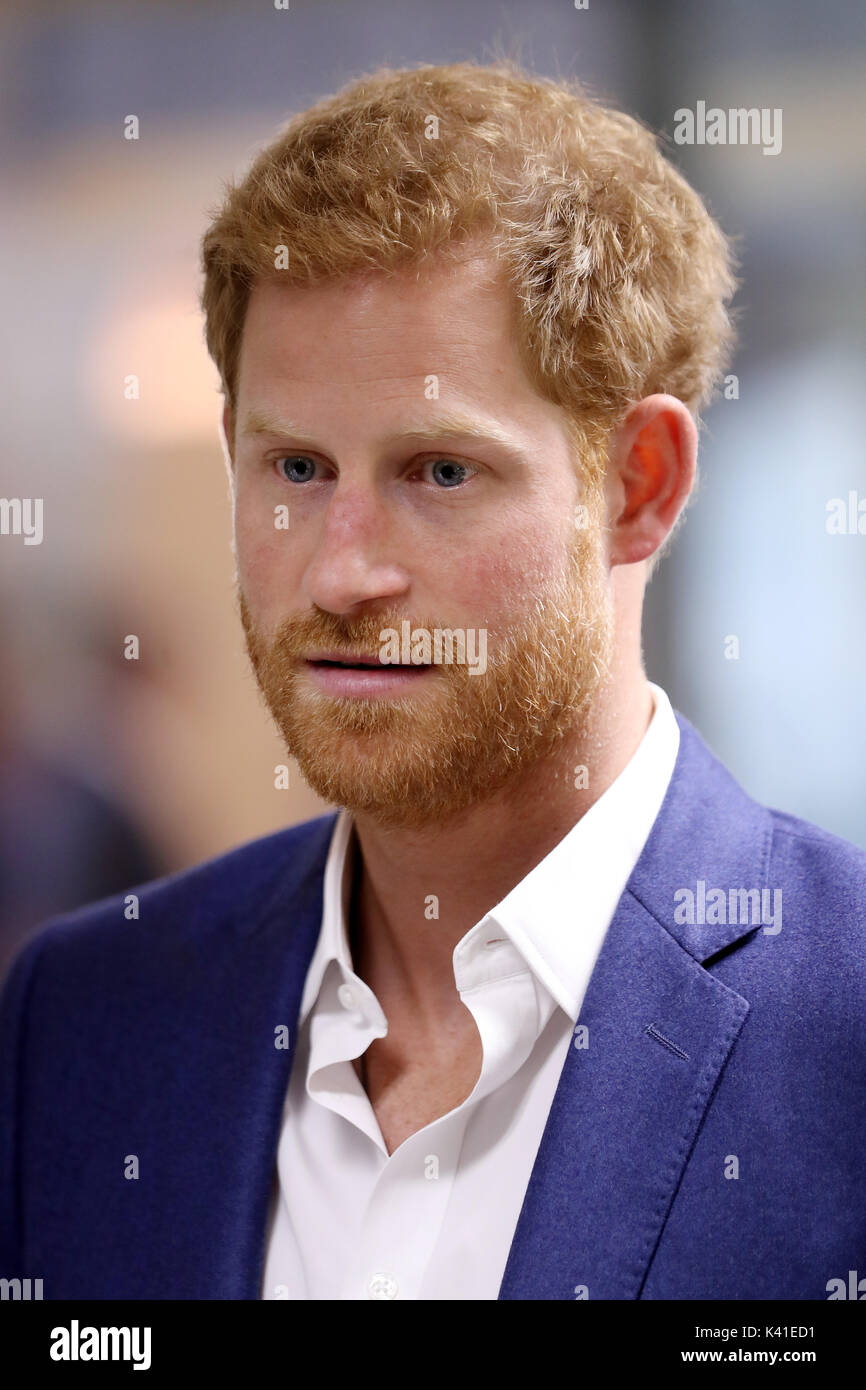 Le prince Harry au cours d'une visite à la résilience, Hub Manchester NHS configuré comme un service de santé mentale pour les personnes touchées par l'attentat suicide de Manchester Arena. Banque D'Images