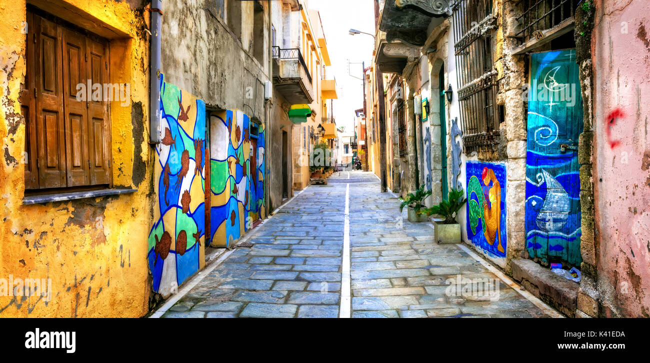 Charmantes rues colorées de la vieille ville de Réthymnon. L'île de Crète, Grèce Banque D'Images