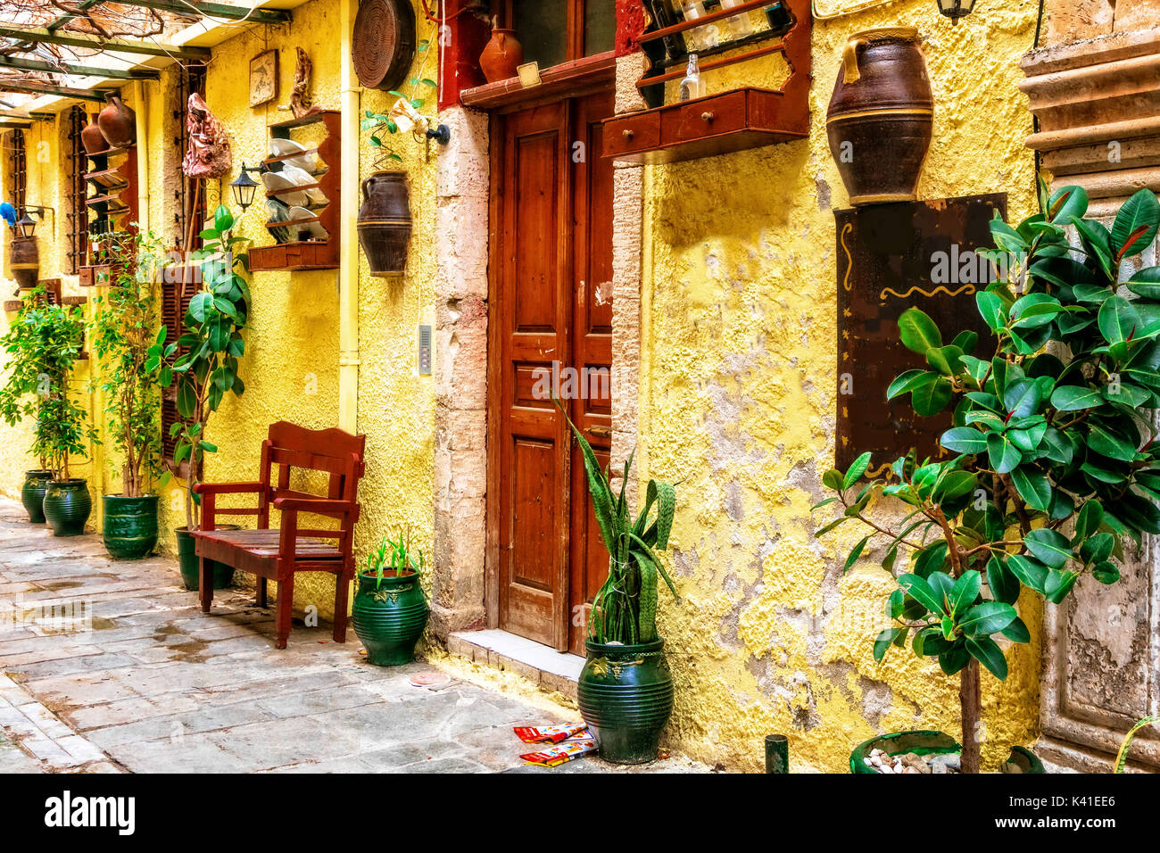 Charmantes rues colorées de la vieille ville de Réthymnon. L'île de Crète, Grèce Banque D'Images