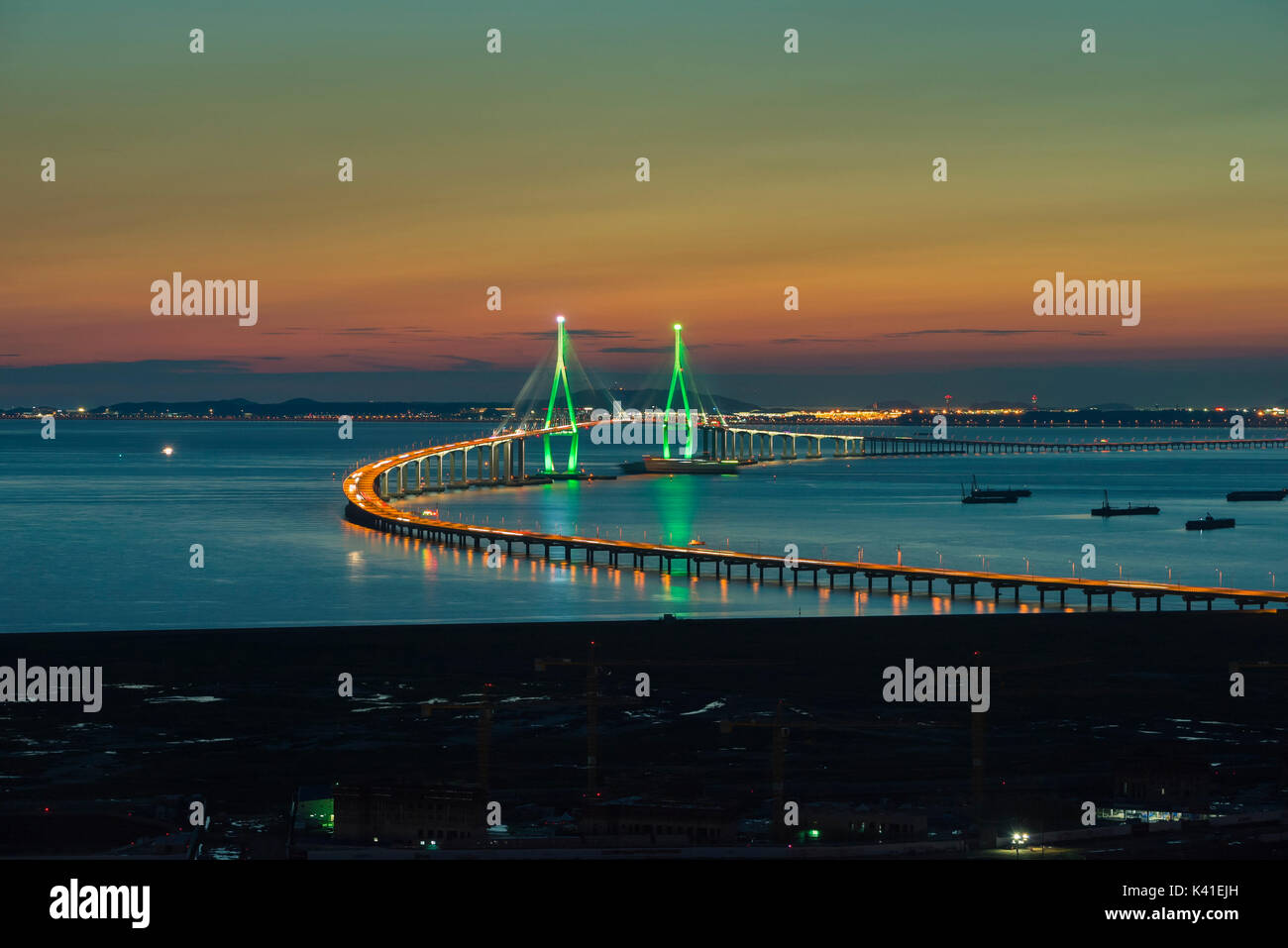 Incheon Bridge at night en Corée du Sud. Banque D'Images