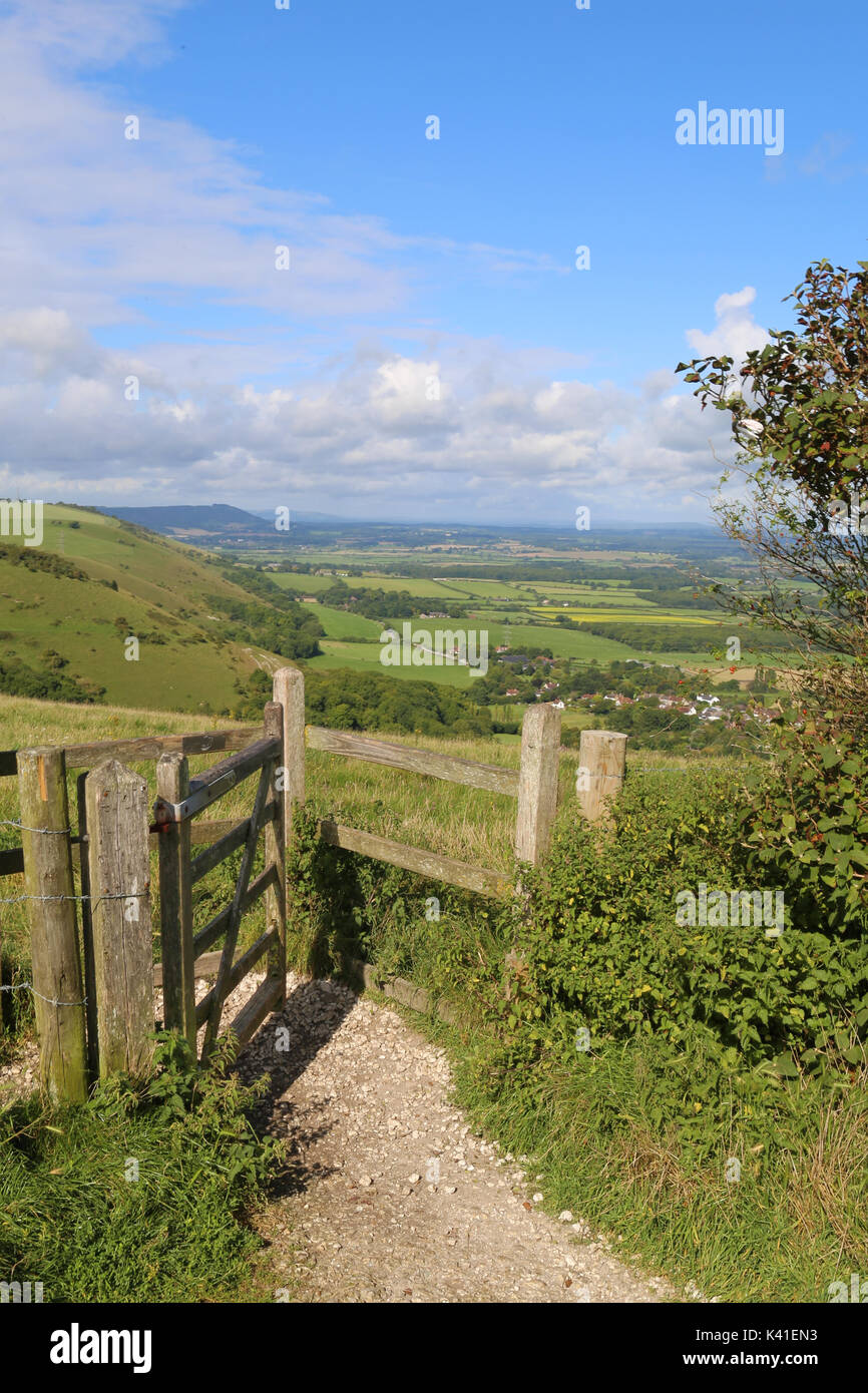 Embrassant un embarquement au Devil's Dyke sur les South Downs près de Brighton, Sussex Banque D'Images
