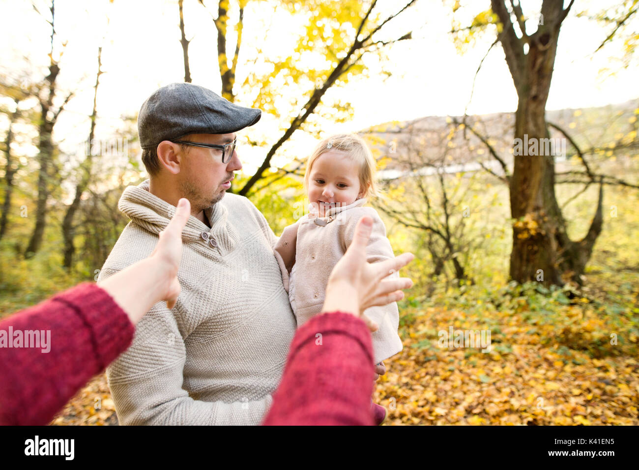Beau jeune famille lors d'une promenade en forêt d'automne. Banque D'Images