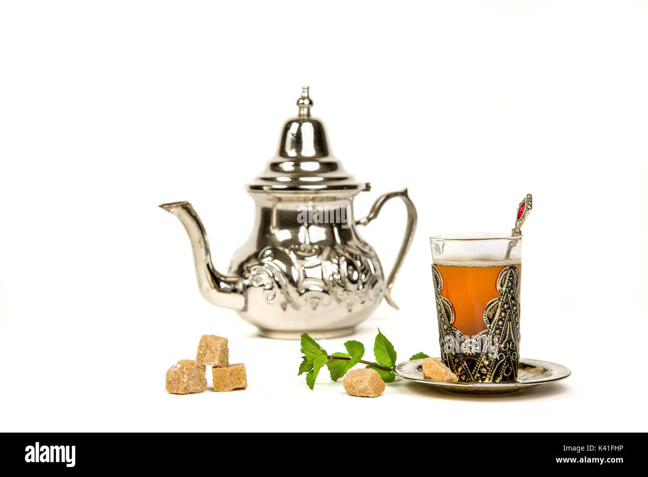 Vrai thé à la menthe marocain dans la coupe originale et une théière sur le fond blanc Banque D'Images