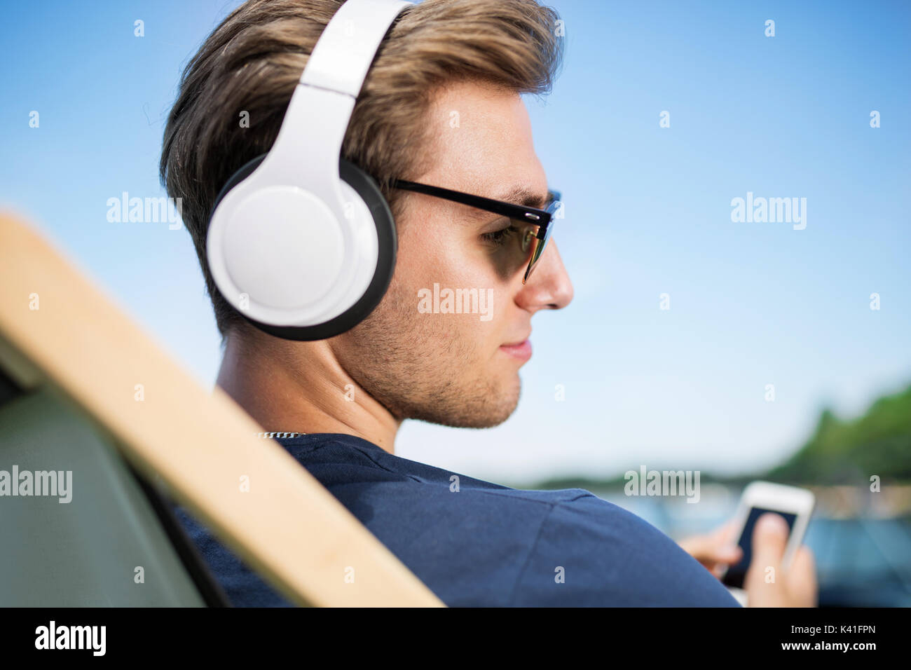 Une photo du jeune homme détendu, à écouter la musique et rêver. Banque D'Images